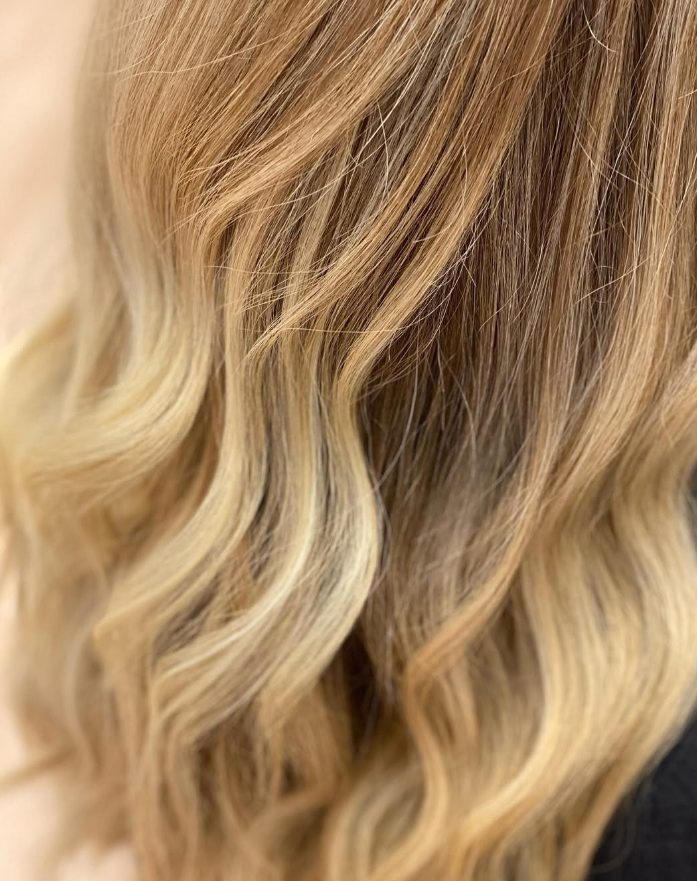 Nærbillede af blonde bølger med balayage