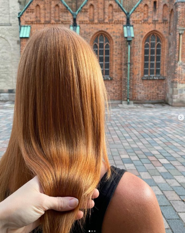 Kobberfarvet langt hår foran Ribe Domkirke