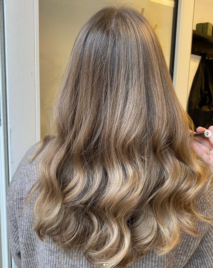 Langt hår i bløde bølger med balayage